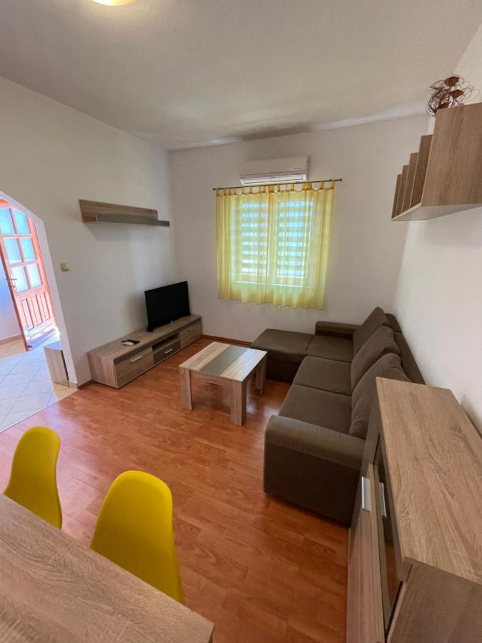 Apartments Belic With Pool Jelsa  Esterno foto