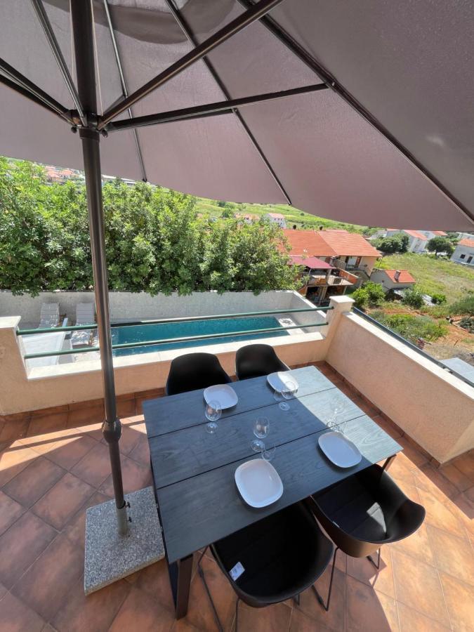 Apartments Belic With Pool Jelsa  Esterno foto