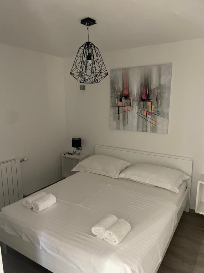 Apartments Belic With Pool Jelsa  Esterno foto