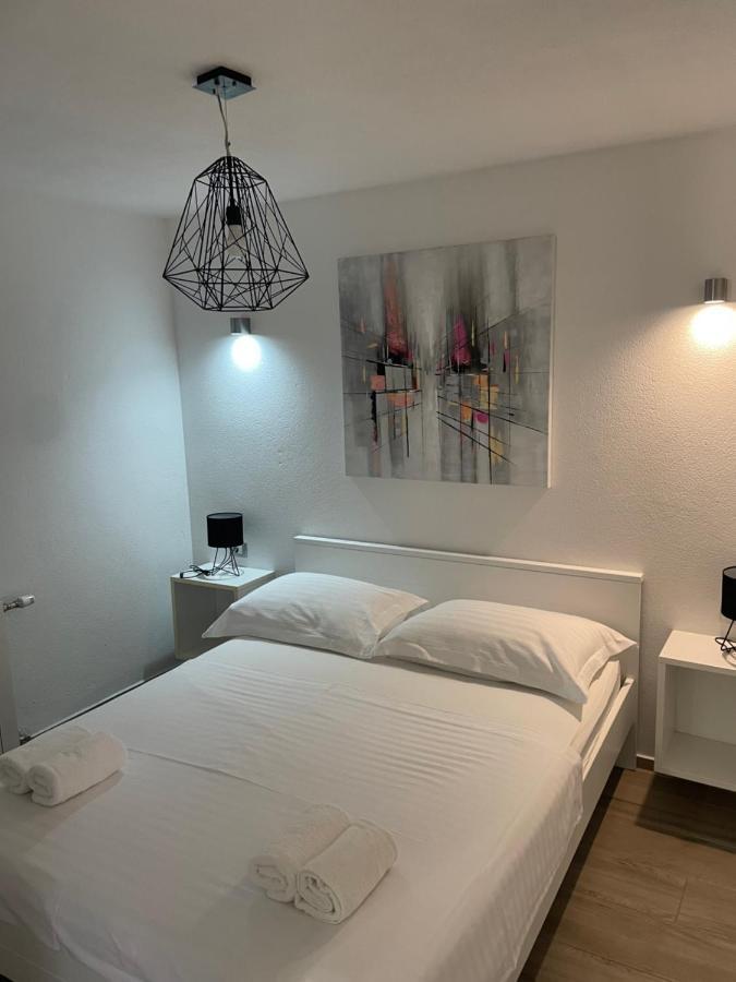 Apartments Belic With Pool Jelsa  Esterno foto