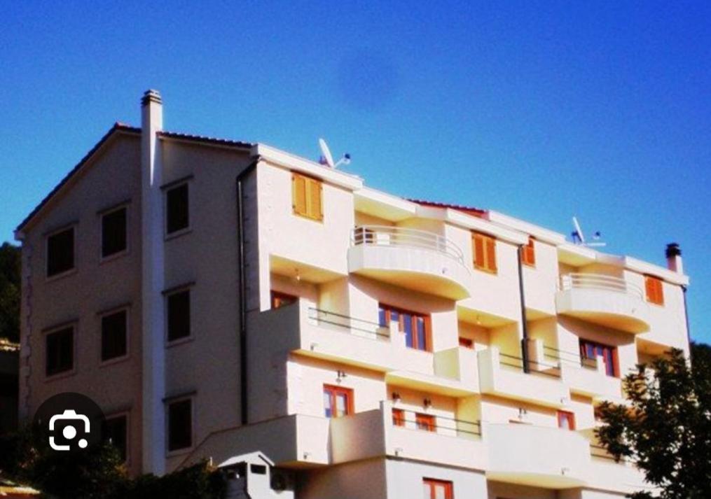 Apartments Belic With Pool Jelsa  Esterno foto