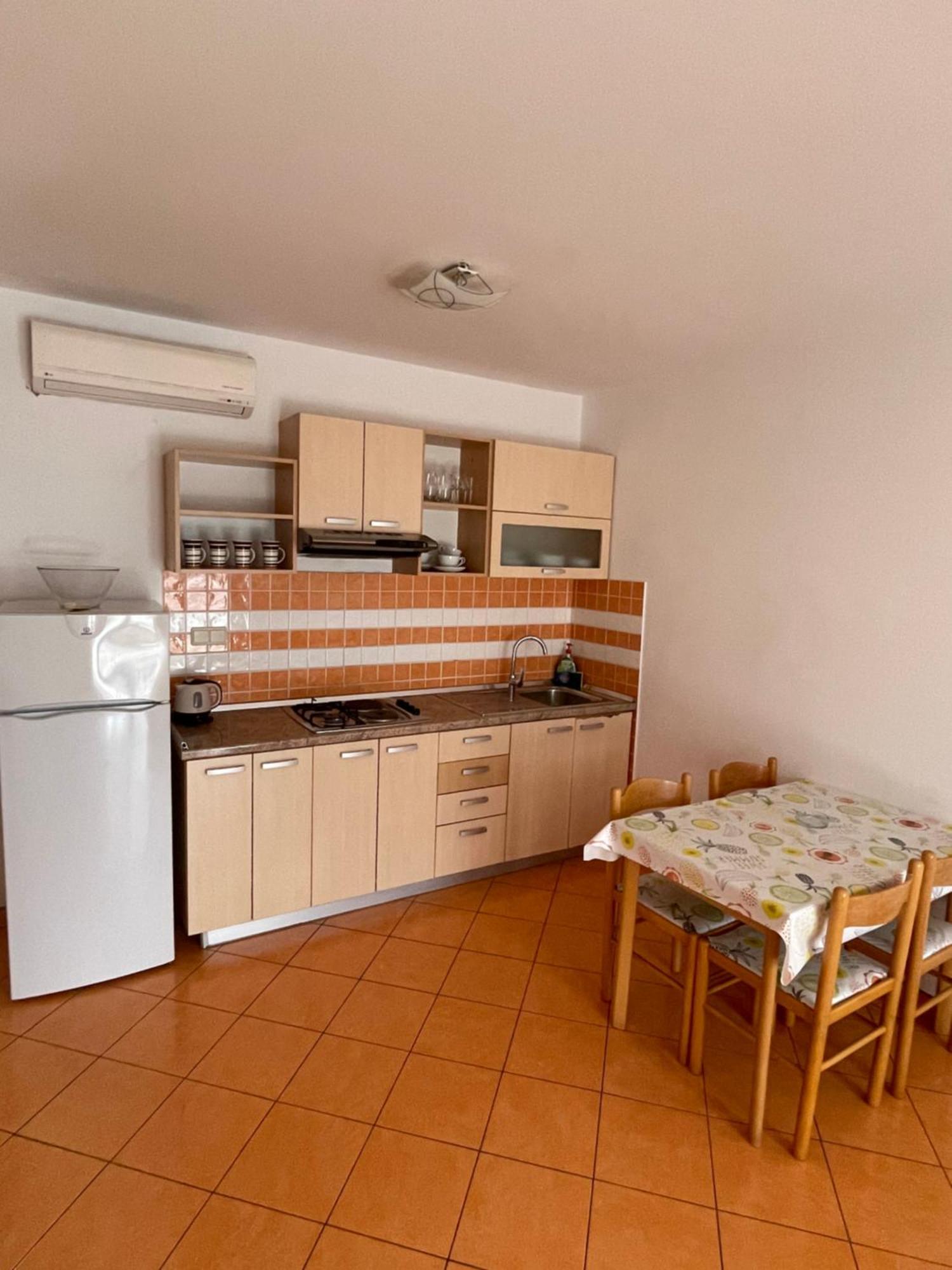 Apartments Belic With Pool Jelsa  Esterno foto