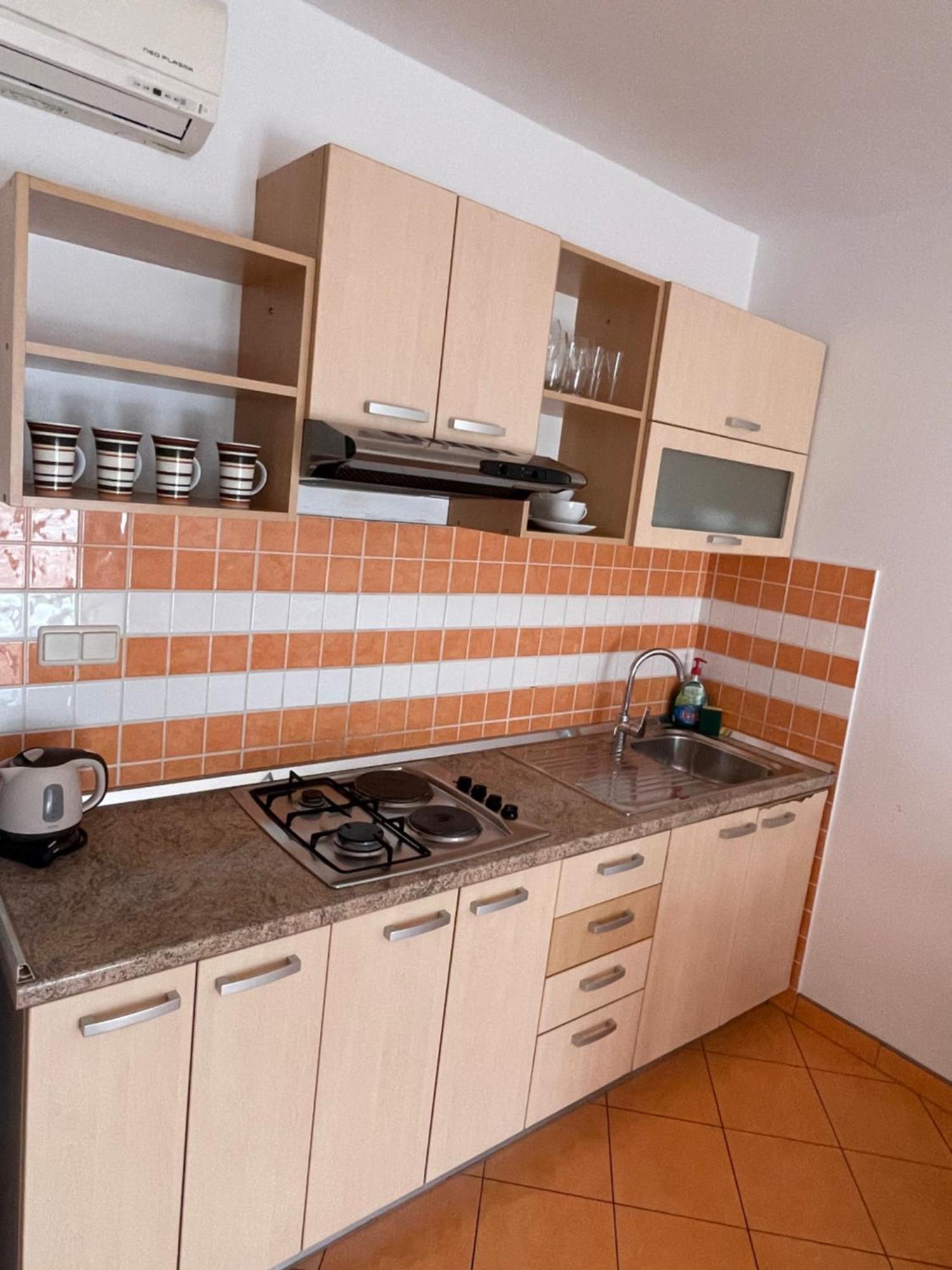 Apartments Belic With Pool Jelsa  Esterno foto