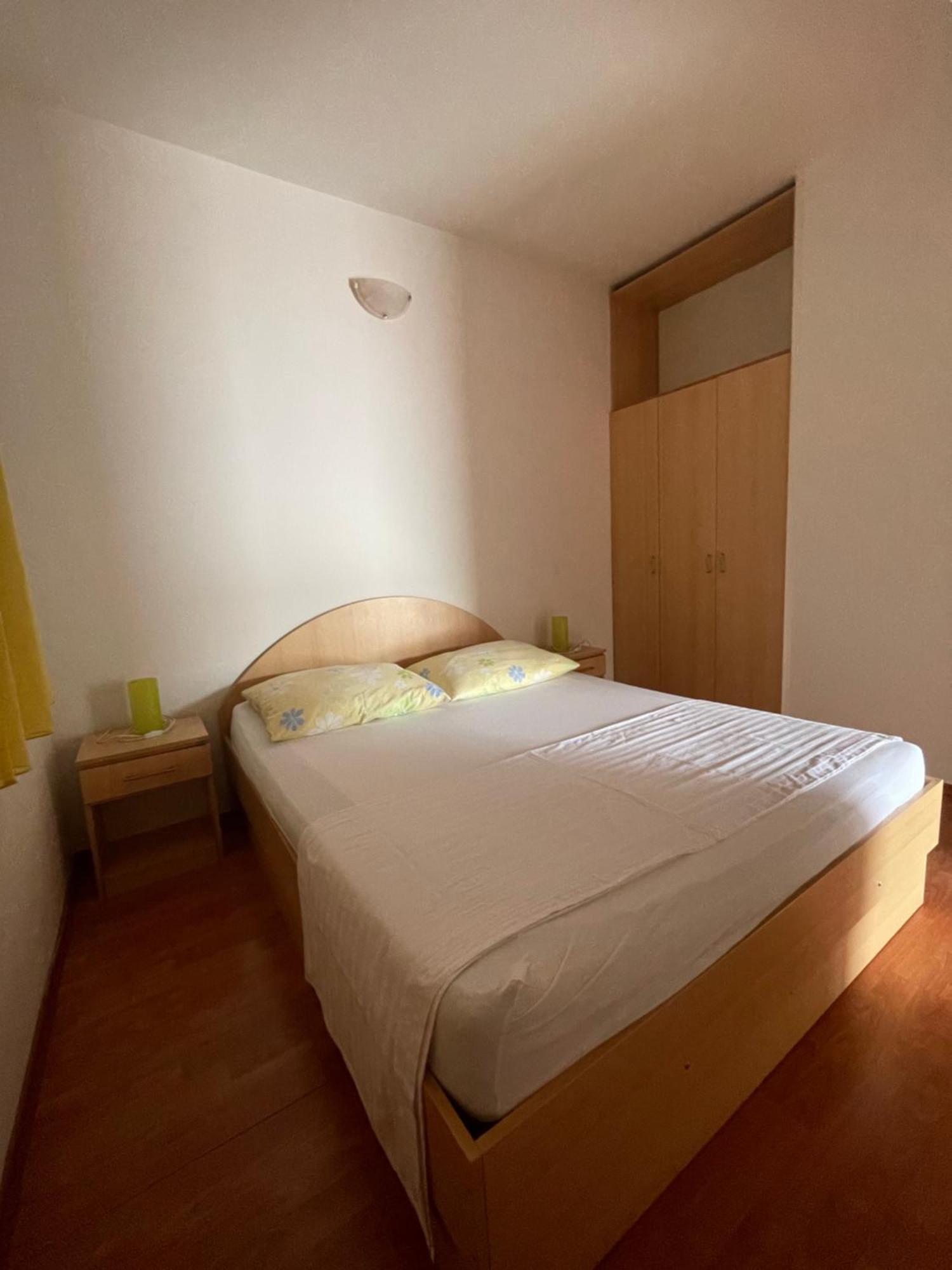 Apartments Belic With Pool Jelsa  Esterno foto