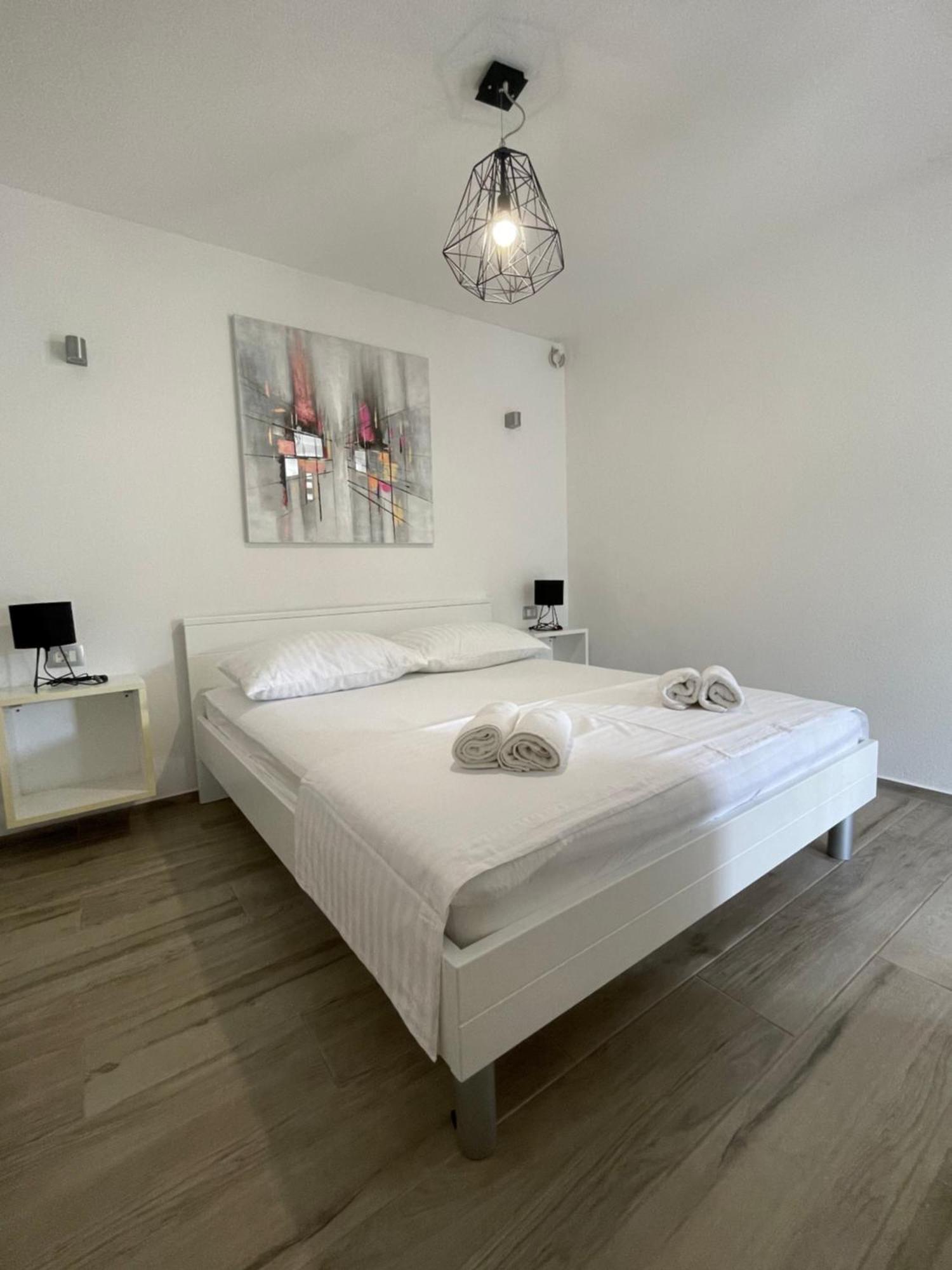 Apartments Belic With Pool Jelsa  Esterno foto